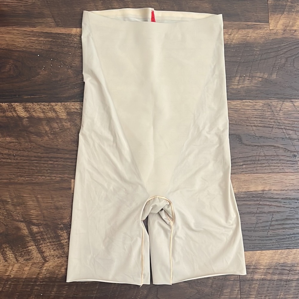 Spanx shape wear shorts size L